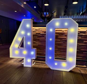 Lichtgevende cijfers 0,4&7 beschikbaar voor biedingen