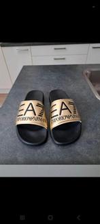 Nieuwe Armani slippers/ goud/ maat 38, Kleding | Dames, Ophalen of Verzenden, Nieuw, Overige kleuren