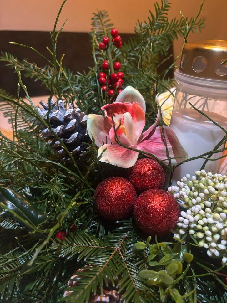 Kerst grafstuk met kaars - kunstbloemen, Huis en Inrichting, Woonaccessoires | Kransen, Nieuw, Ophalen of Verzenden