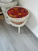 Vintage Rotan Naaitafel met Bloemen Bekleding, Huis en Inrichting, Stoelen, Ophalen of Verzenden, Gebruikt, Wit, Riet of Rotan