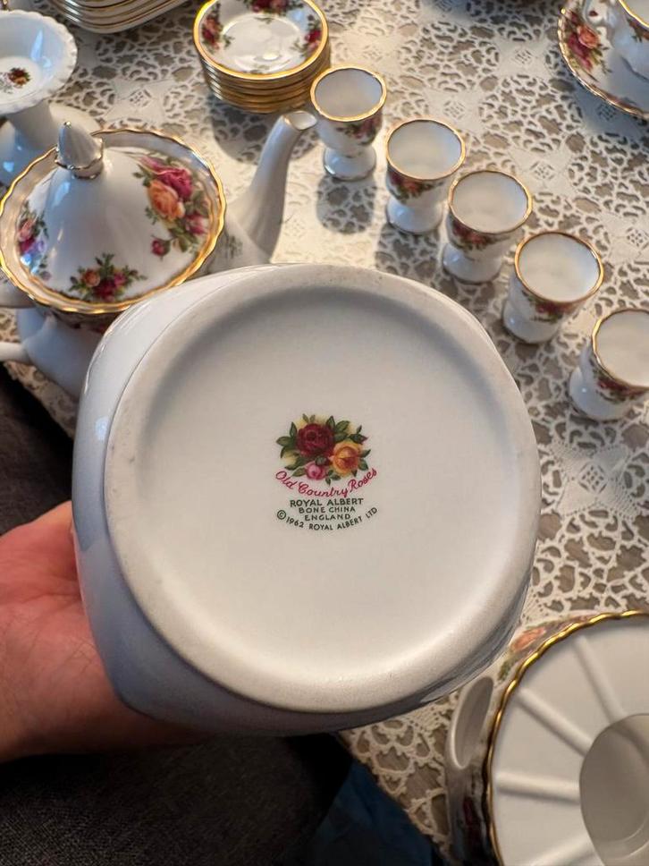 Royal Albert Old Country Roses Servies - 93 Delig, Antiek en Kunst, Antiek | Servies compleet, Ophalen
