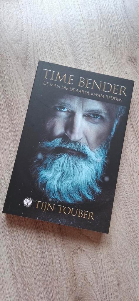 Tijn Touber - Time Bender, Boeken, Literatuur, Zo goed als nieuw, Nederland, Ophalen of Verzenden