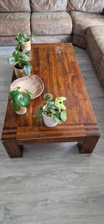 Houten salon tafel beschikbaar voor biedingen