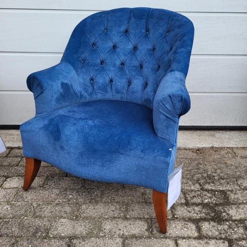 Chesterfield bijzet fauteuil in blauwe velvet stof, Huis en Inrichting, Fauteuils, Zo goed als nieuw, Stof, 50 tot 75 cm, 75 tot 100 cm