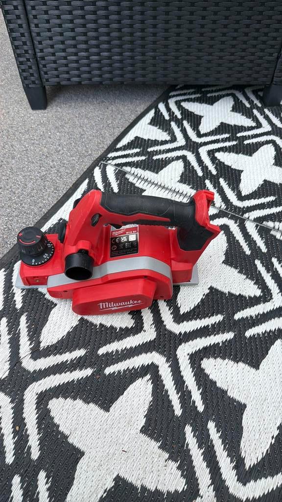 Milwaukee M18 BP-0 18V Accu schaafmachine body 82mm 2mm, Doe-het-zelf en Verbouw, Schaafmachines, Zo goed als nieuw, Accu, Ophalen of Verzenden