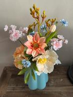 Licht blauw vaasje met zijde bloemen nieuw!, Ophalen of Verzenden, Zo goed als nieuw