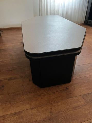 Zithoek tafel beschikbaar voor biedingen