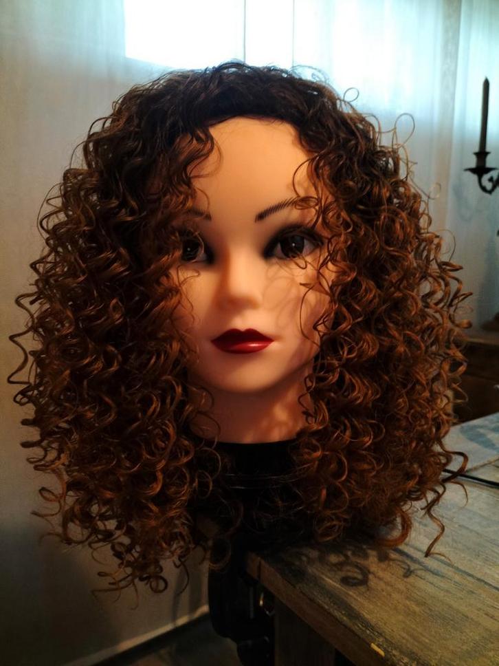 Synthetische Krul Pruik 20 inch - Verstelbaar, Sieraden, Tassen en Uiterlijk, Uiterlijk | Haarverzorging, Nieuw, Pruik of Haarverlenging