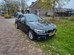 BMW 1-Serie 118i 136pk Aut 2017 Zwart, Auto's, 65 €/maand, 1295 kg, Zwart, 650 kg