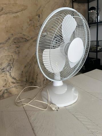 Goed Werkende Tafel Ventilator Wit beschikbaar voor biedingen