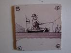 een leuke antieke tegel met een visser in een bootje., Antiek en Kunst, Ophalen of Verzenden