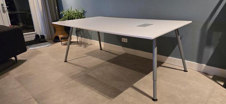 Groot Ikea Galant bureau / werktafel (in hoogte verstelbaar), Huis en Inrichting, Bureaus, Zo goed als nieuw, Bureau, In hoogte verstelbaar
