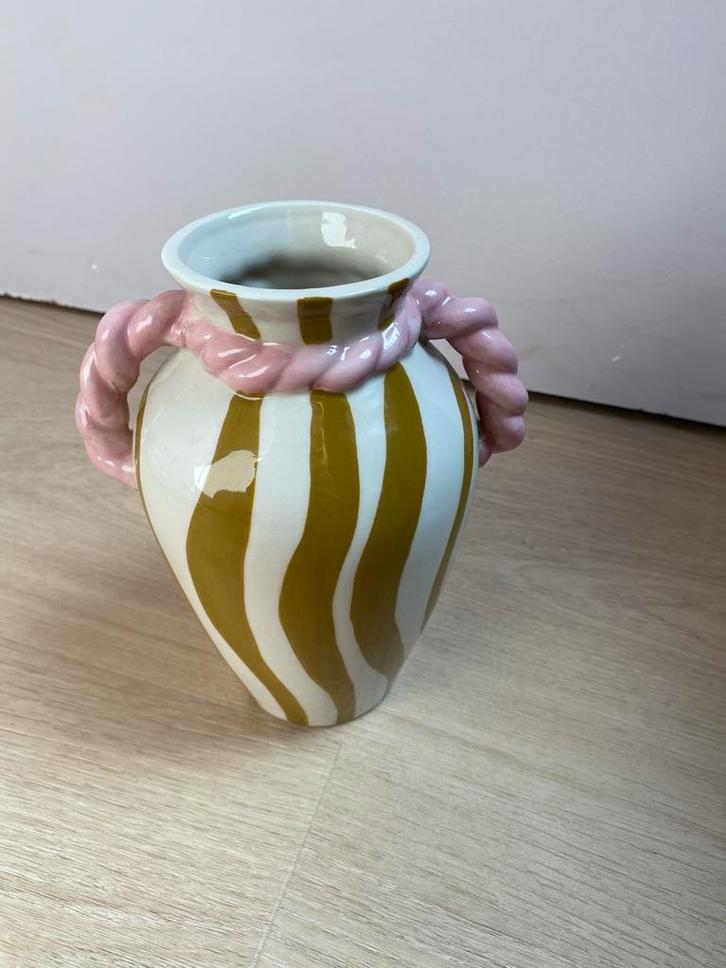 Gestreept Vaas met Roze Handvatten, Huis en Inrichting, Woonaccessoires | Vazen, Zo goed als nieuw, Overige kleuren, 50 tot 75 cm