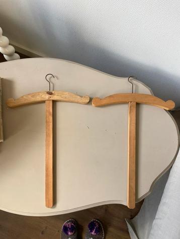 4 oude houten kledinghangers beschikbaar voor biedingen
