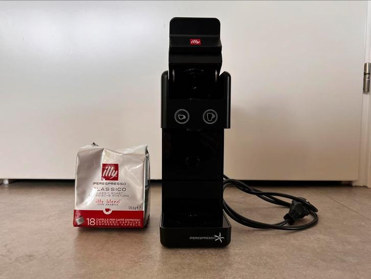Illy koffiezetapparaat met Illy capsules, Witgoed en Apparatuur, Koffiezetapparaten, Gebruikt, Koffiepads en cups, Koffiemachine