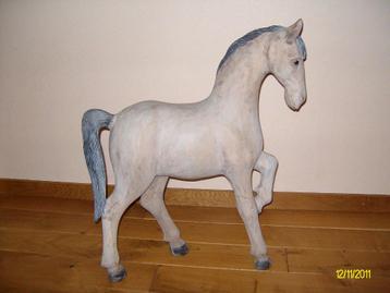 Mooi decoratief houten paard. beschikbaar voor biedingen