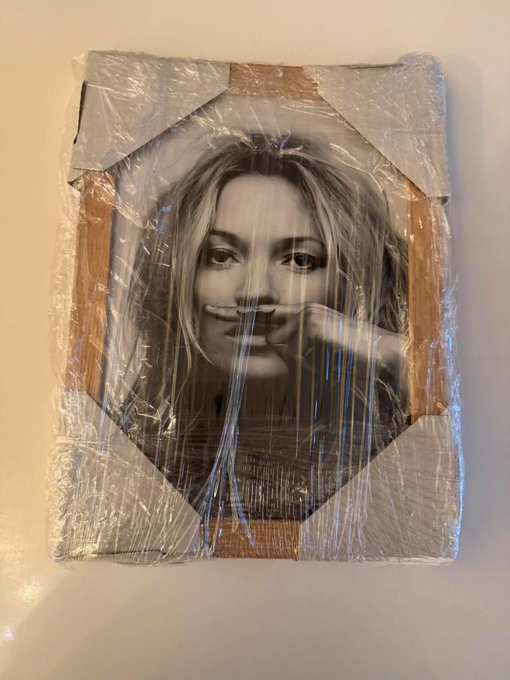 Foto Kate Moss ingelijst hout nieuw!, Antiek en Kunst, Kunst | Tekeningen en Foto's, Verzenden