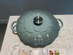 Le Creuset Petal Campagnard 26 cm Sea Salt, Gietijzer, Nieuw, Ophalen of Verzenden, Keramische plaat