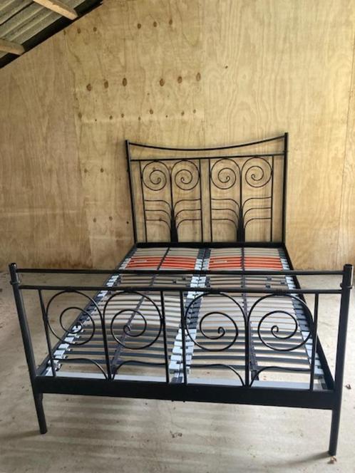Ikea Noresund tweepersoons bed zwart metaal met lattenbodem, Huis en Inrichting, Slaapkamer | Bedden, Gebruikt, Tweepersoons, 140 cm
