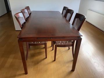 Ruime eettafel met 6 stoelen beschikbaar voor biedingen