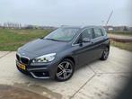 BMW 2-Serie Active Tourer 218i 136pk Aut 2016 1.500KG Trek, Auto's, BMW, 65 €/maand, Origineel Nederlands, Particulier, Zilver of Grijs