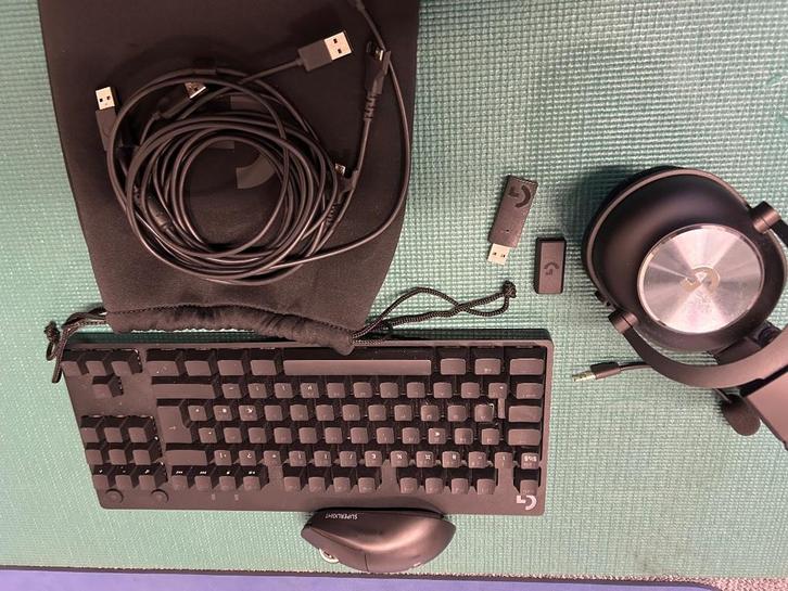 Logitech g pro set mouse keyboard headset, Computers en Software, Muizen, Zo goed als nieuw, Overige typen, Ergonomisch, Gaming muis