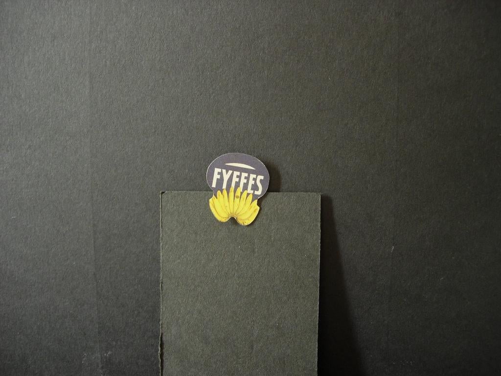 speldje van FYFFES (kam bananen met etiket), Verzamelen, Speldjes, Pins en Buttons, Verzenden, Zo goed als nieuw, Merk, Speldje of Pin