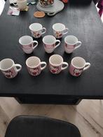 4 kopjes Hello Kitty en 5 kopjes met bloemmotief, Huis en Inrichting, Keuken | Servies, Ophalen, Zo goed als nieuw, Overige stijlen