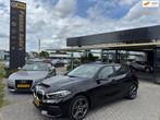 BMW 1-serie 118i High Executive|Navi|Carplay|Stoelverwarm|LE, Auto's, BMW, Gebruikt, Met garantie (alle), Zwart, Bedrijf