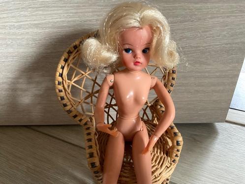 Oude Sindy pop / Rivet schouders, Verzamelen, Poppen, Gebruikt, Pop, Ophalen of Verzenden