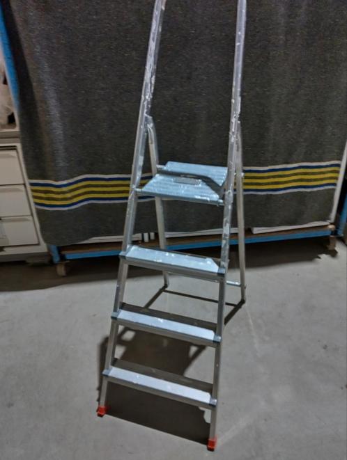 4 treeds huishoudtrap., Doe-het-zelf en Verbouw, Ladders en Trappen, Gebruikt, Minder dan 2 meter, Ophalen