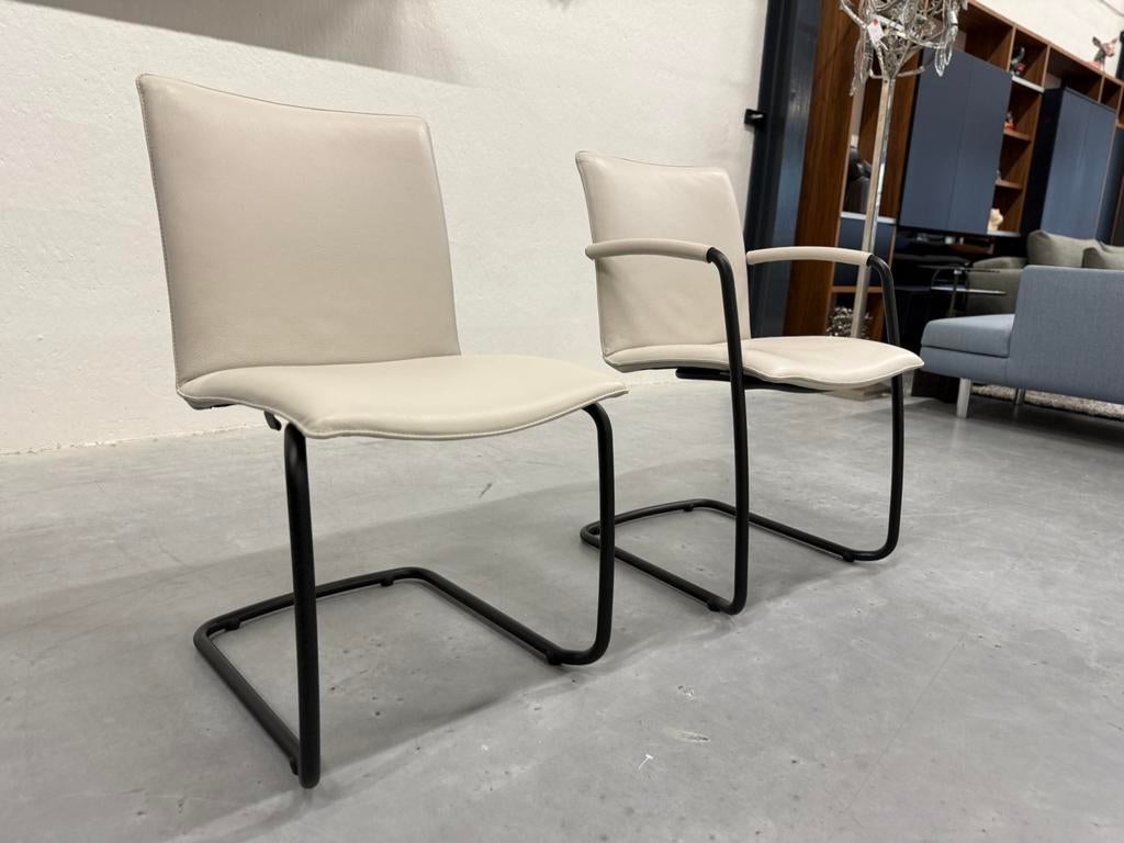 2 Nieuw Leolux Freyr eetkamerstoelen Leer Design stoel, Huis en Inrichting, Stoelen, Nieuw, Twee, Leer, Overige kleuren, Ophalen of Verzenden