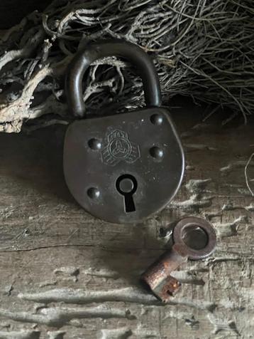 Oud hangslot beschikbaar voor biedingen