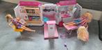 Barbie auto, ambulance, huos, kast, 11 barbies en 2 kleine., Ophalen of Verzenden, Zo goed als nieuw, Toebehoren
