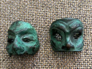 Twee miniatuur bronzen maskers beschikbaar voor biedingen