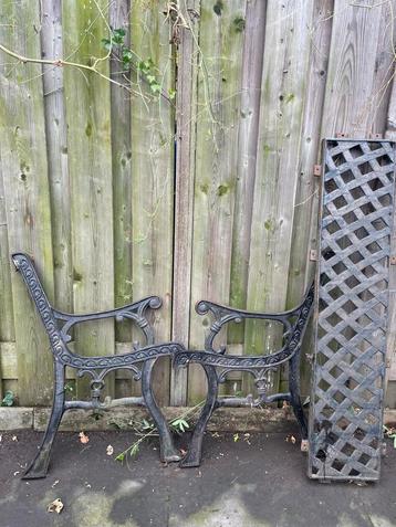 Zware gietijzeren tuinbank beschikbaar voor biedingen
