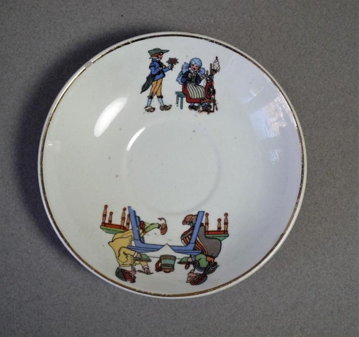 Societé Céramique Maestricht kinderservies bordje model 1980, Antiek en Kunst, Antiek | Servies los, Ophalen of Verzenden