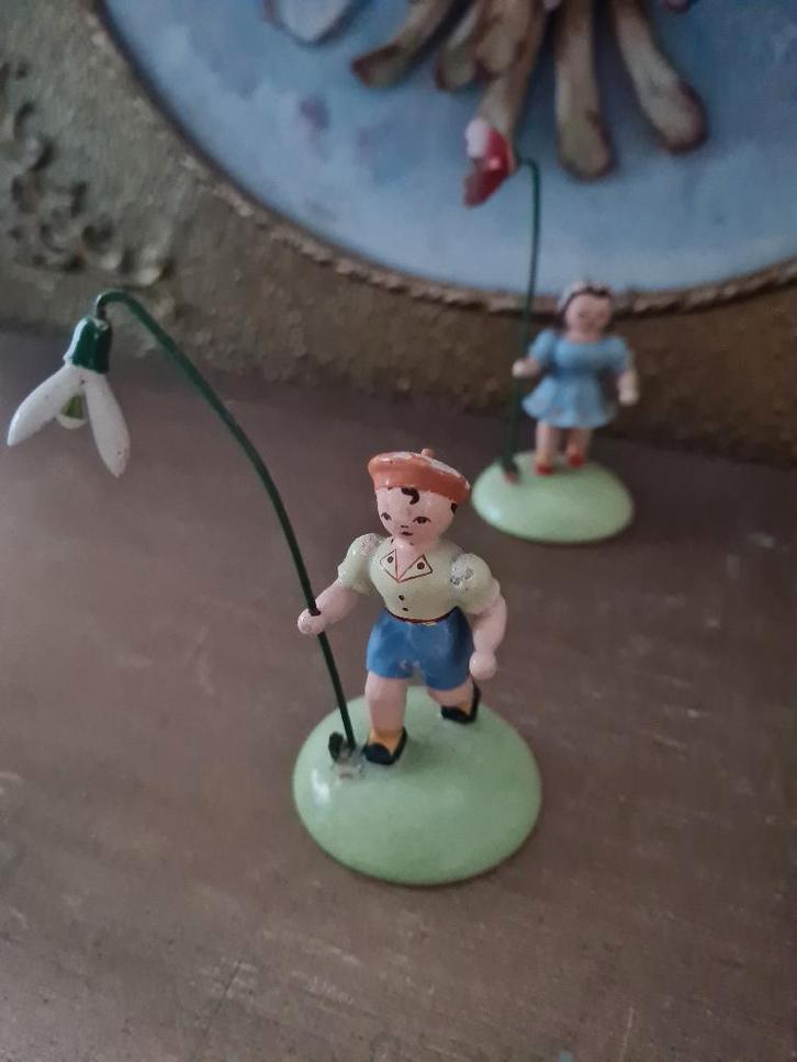 Zeer oud bloemen kindje jongetje witte bloem KWO Ertsgebergt, Verzamelen, Poppetjes en Figuurtjes, Zo goed als nieuw, Ophalen of Verzenden