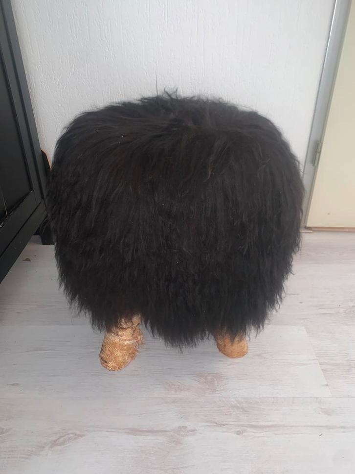 Krukje met echte vacht, Huis en Inrichting, Krukjes, Zo goed als nieuw, Hout, Ophalen