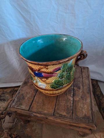 Majolica bloempot beschikbaar voor biedingen
