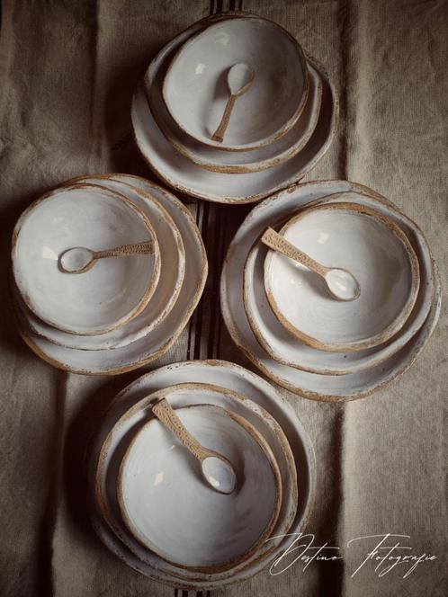 Handgemaakt Knock on Wood servies, Huis en Inrichting, Keuken | Servies, Nieuw, Compleet servies, Overige stijlen, Keramiek, Verzenden