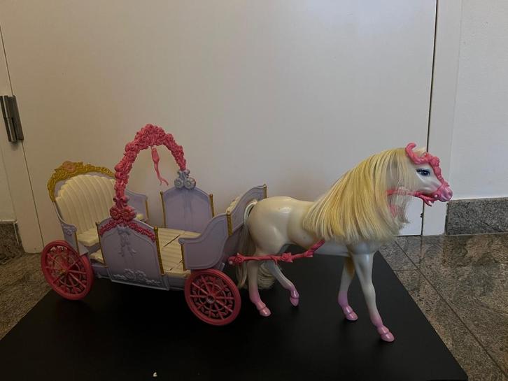 Barbie toebehoren / accessoires: koets met paard, Kinderen en Baby's, Speelgoed | Poppen, Gebruikt, Barbie, Ophalen