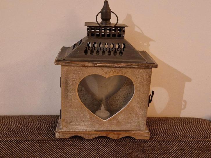 Houten windlicht/ lantaarn met hart, Huis en Inrichting, Woonaccessoires | Kandelaars en Kaarsen, Gebruikt, Kandelaar, 25 tot 50 cm