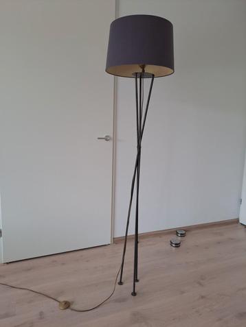 Paarse vloerlamp met gekruiste driepoot beschikbaar voor biedingen