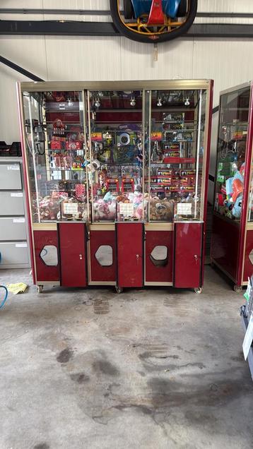 Grijpmachine met 3 grijpkranen beschikbaar voor biedingen