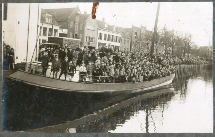 Foto - Fotograaf ? Vermoedelijke intocht van Sinterklaas, Verzamelen, Foto's en Prenten, Gebruikt, Foto, Overige onderwerpen, Voor 1940