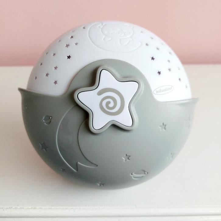 Infantino 3-in-1 muziek, nachtlampje en sterren projector, Kinderen en Baby's, Kinderkamer | Inrichting en Decoratie, Zo goed als nieuw