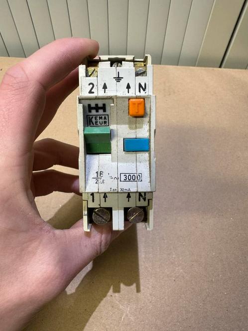 Holec Aardlekschakelaar KEMA KEUR 2-polig 30mA, Hobby en Vrije tijd, Elektronica-componenten, Gebruikt, Ophalen of Verzenden