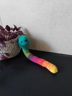Gehaakte Regenboog Worm Knuffel rammelaar, Ophalen of Verzenden, Zo goed als nieuw, Overige typen