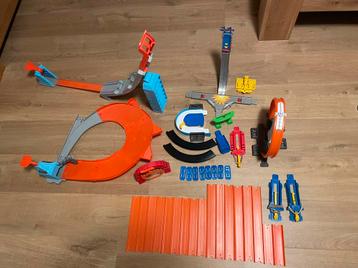 Set hotwheels met diverse baan stukken beschikbaar voor biedingen